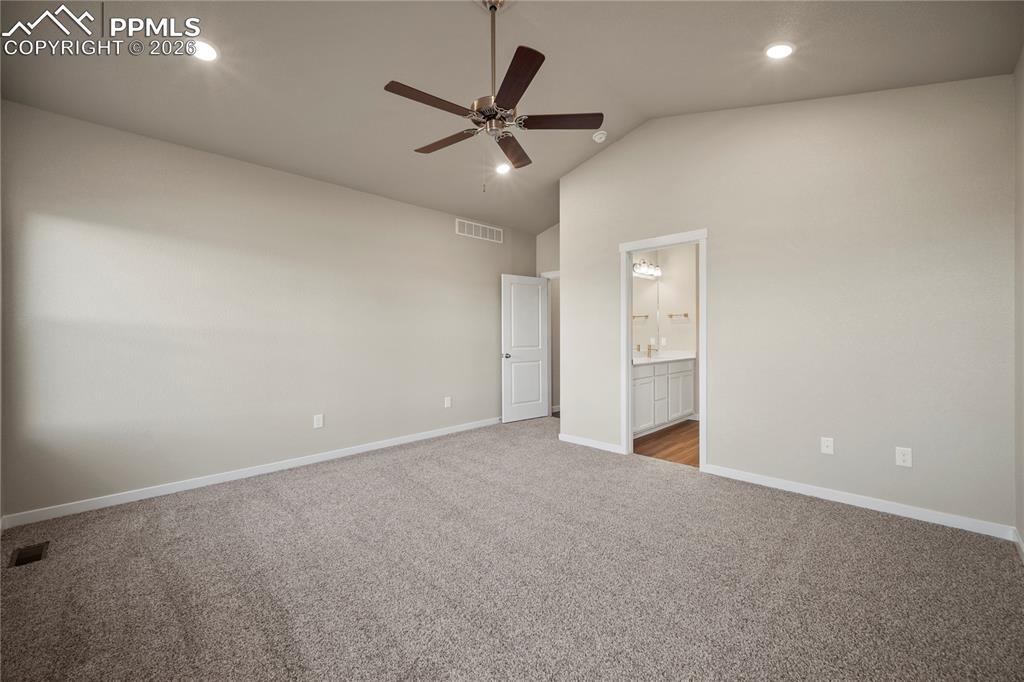 Image 18 of 31: Bedroom