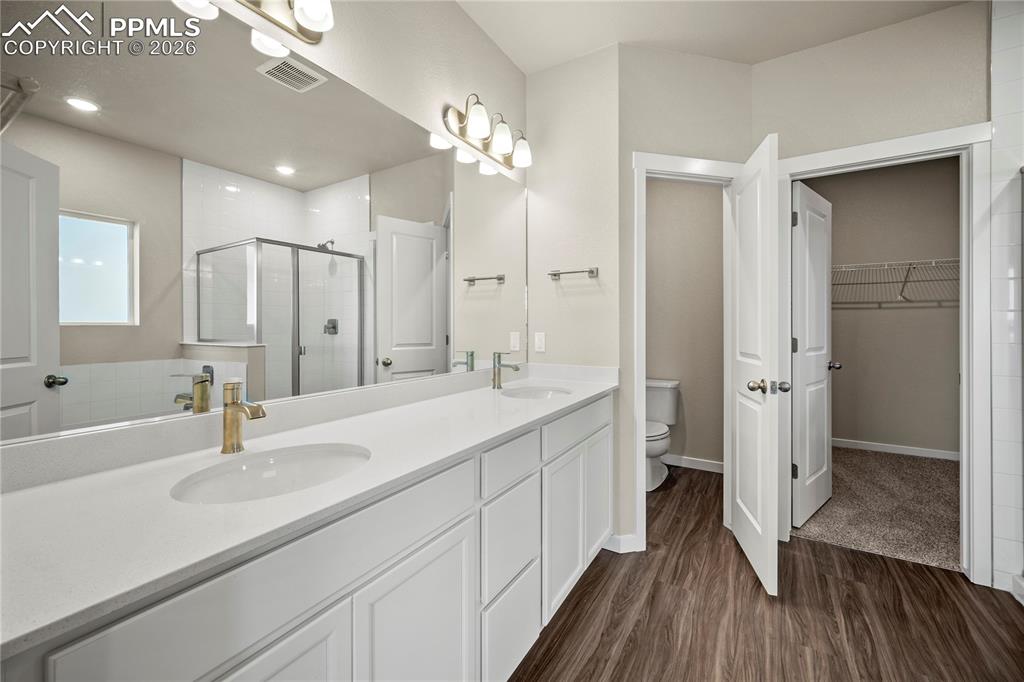 Image 19 of 31: Bathroom