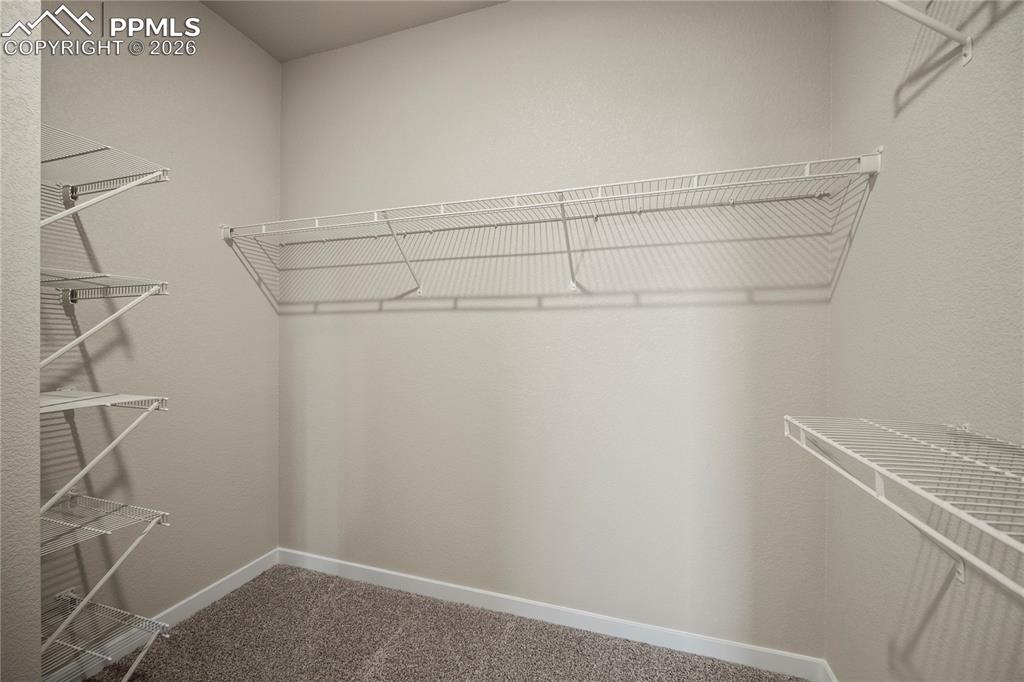 Image 21 of 31: Closet