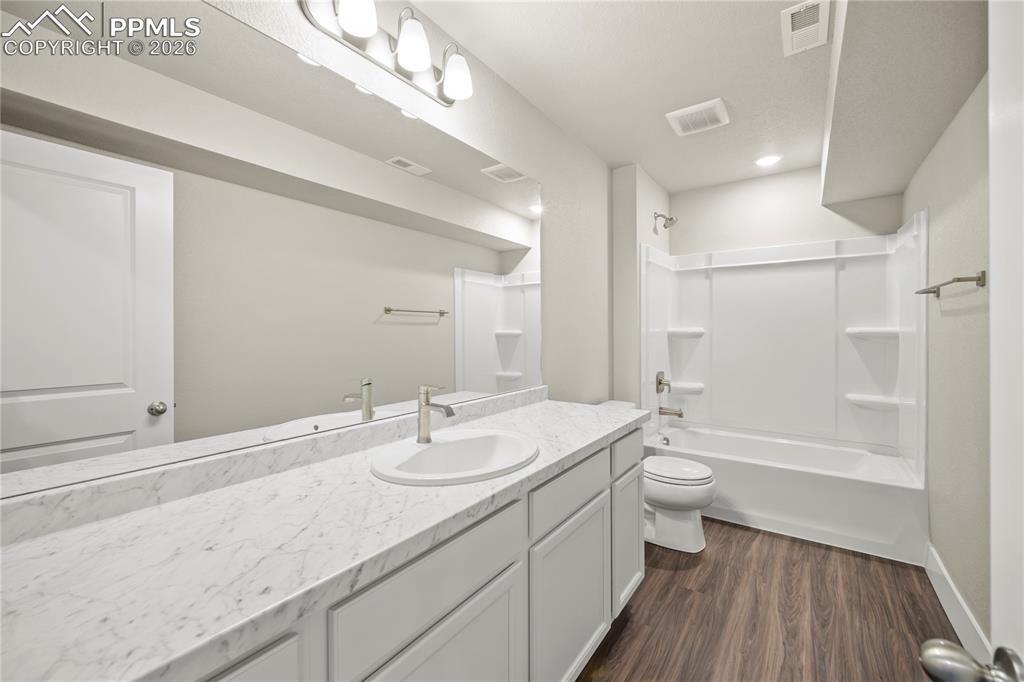 Image 28 of 31: Bathroom