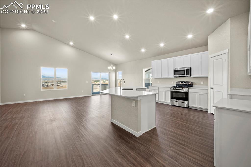 Image 4 of 31: Kitchen