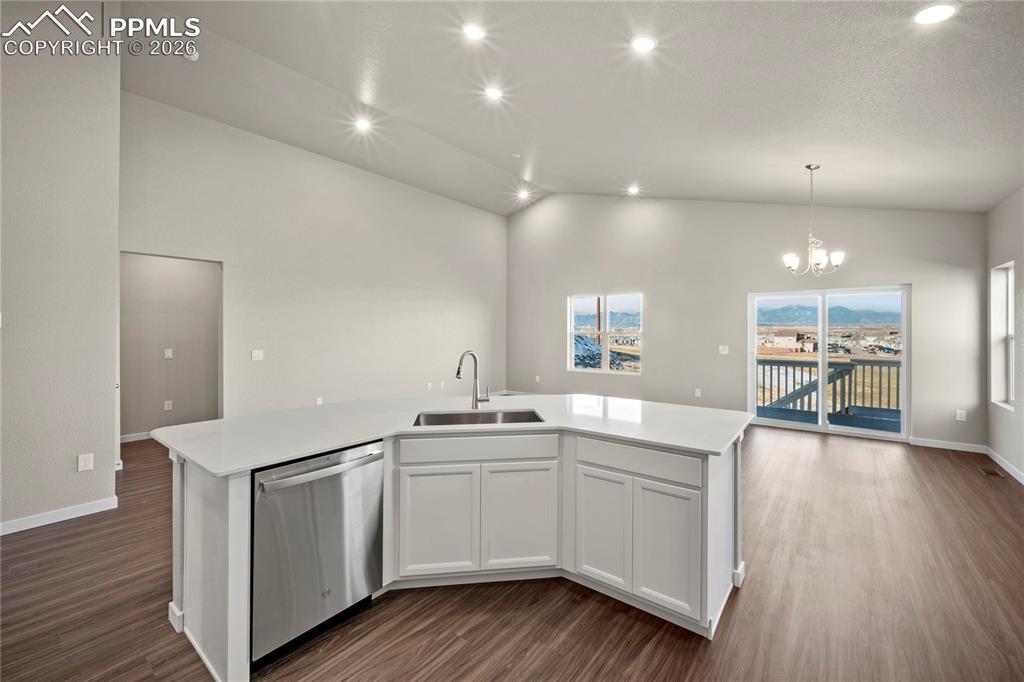 Image 9 of 31: Kitchen