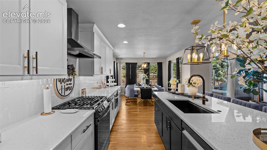 Image 12 of 45: Kitchen
