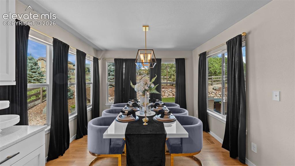 Image 13 of 45: Dining Area