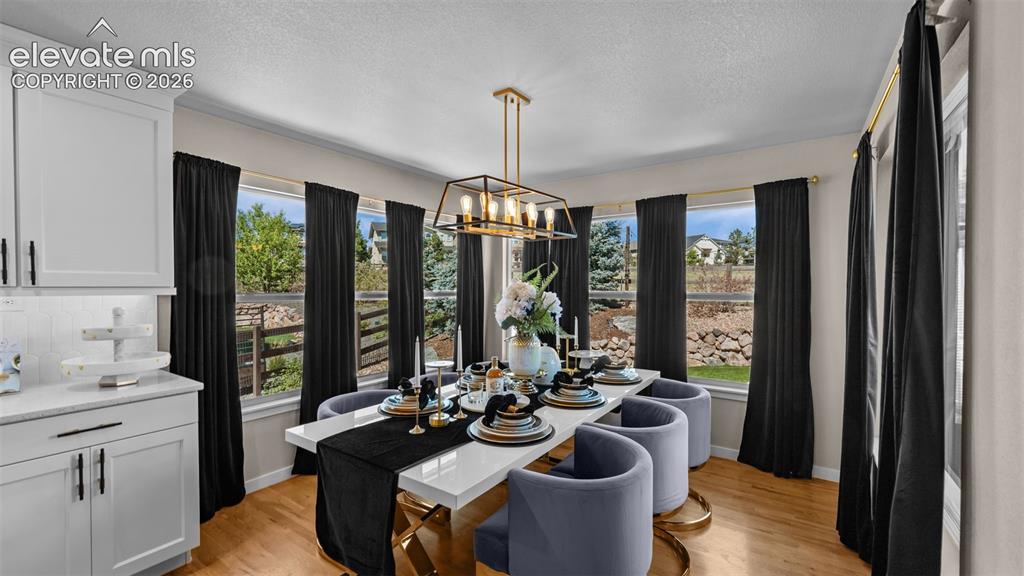 Image 14 of 45: Dining Area