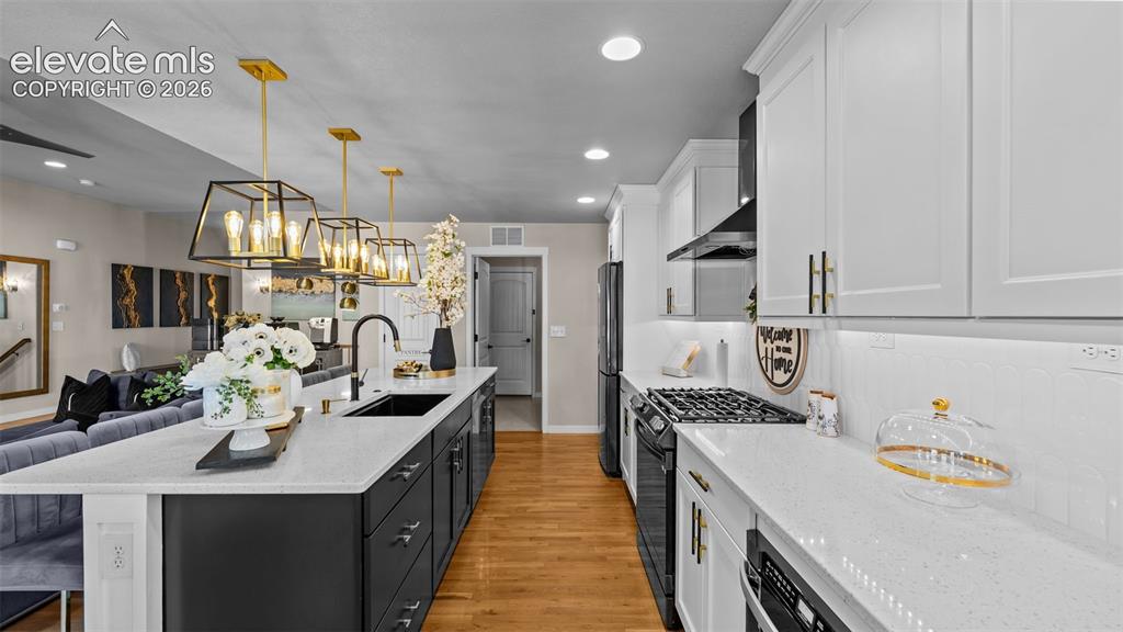 Image 15 of 45: Kitchen