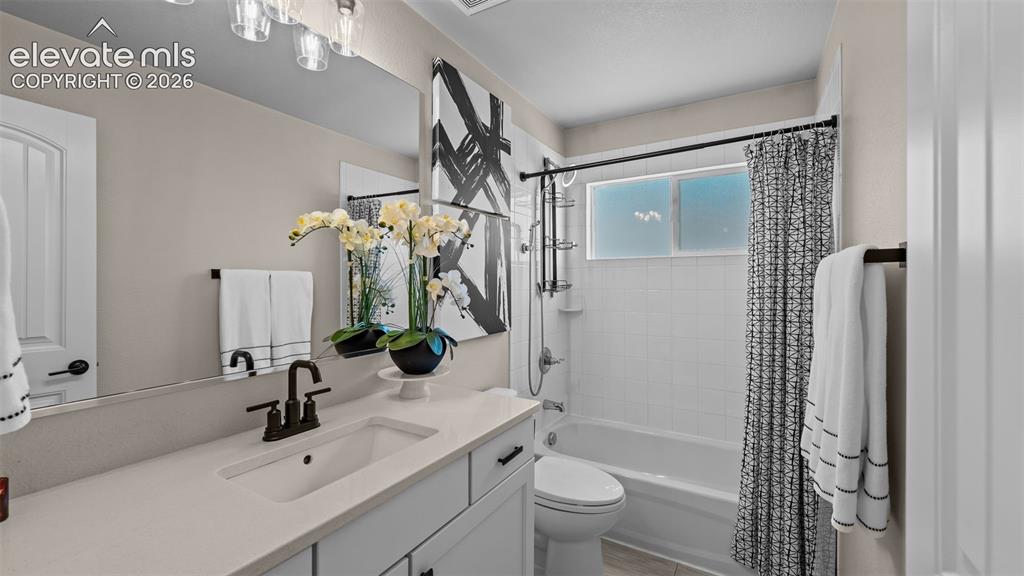 Image 18 of 45: Bathroom