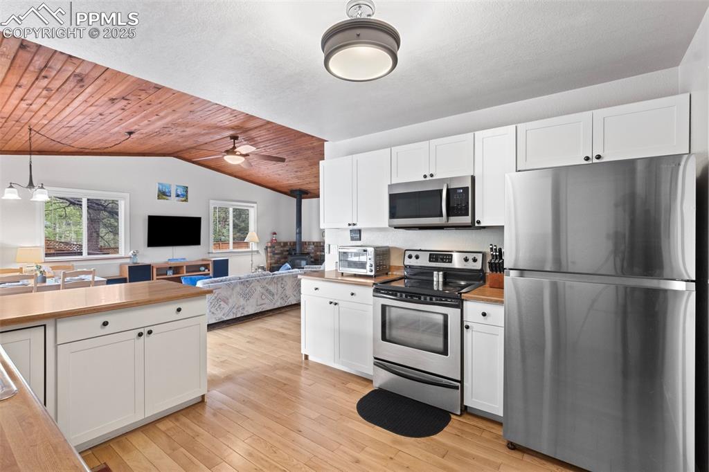 Image 10 of 35: Kitchen