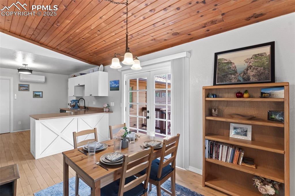 Image 11 of 35: Dining Area