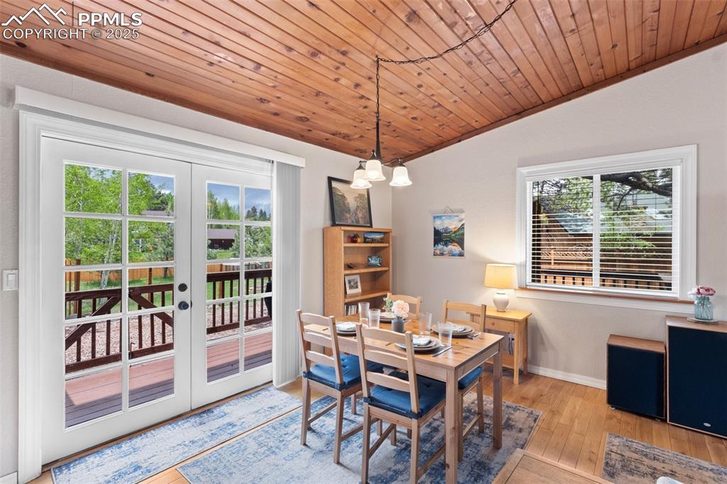 Image 12 of 35: Dining Area