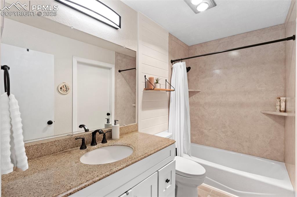 Image 16 of 35: Bathroom