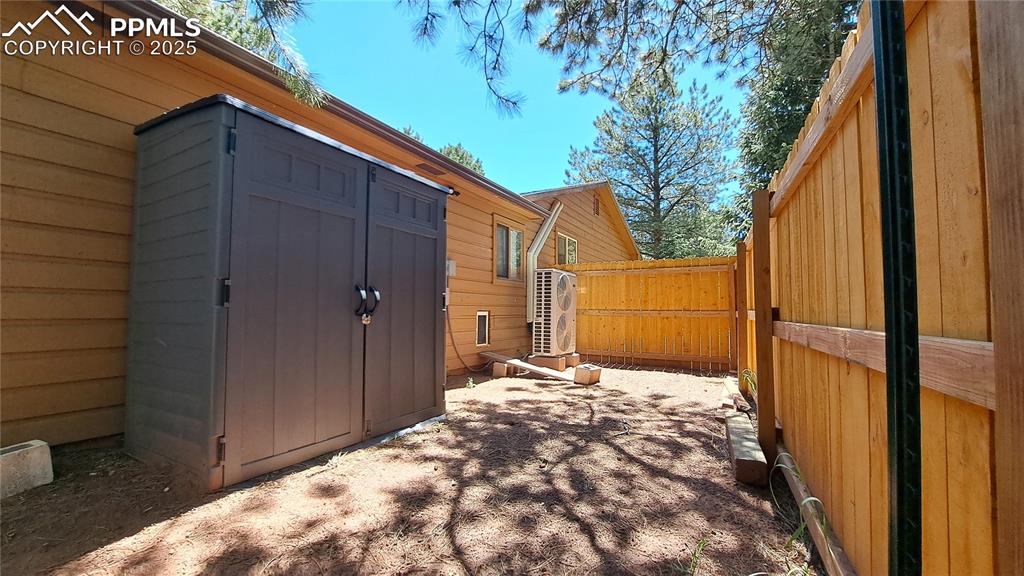 Image 28 of 35: Shed/dog run area
