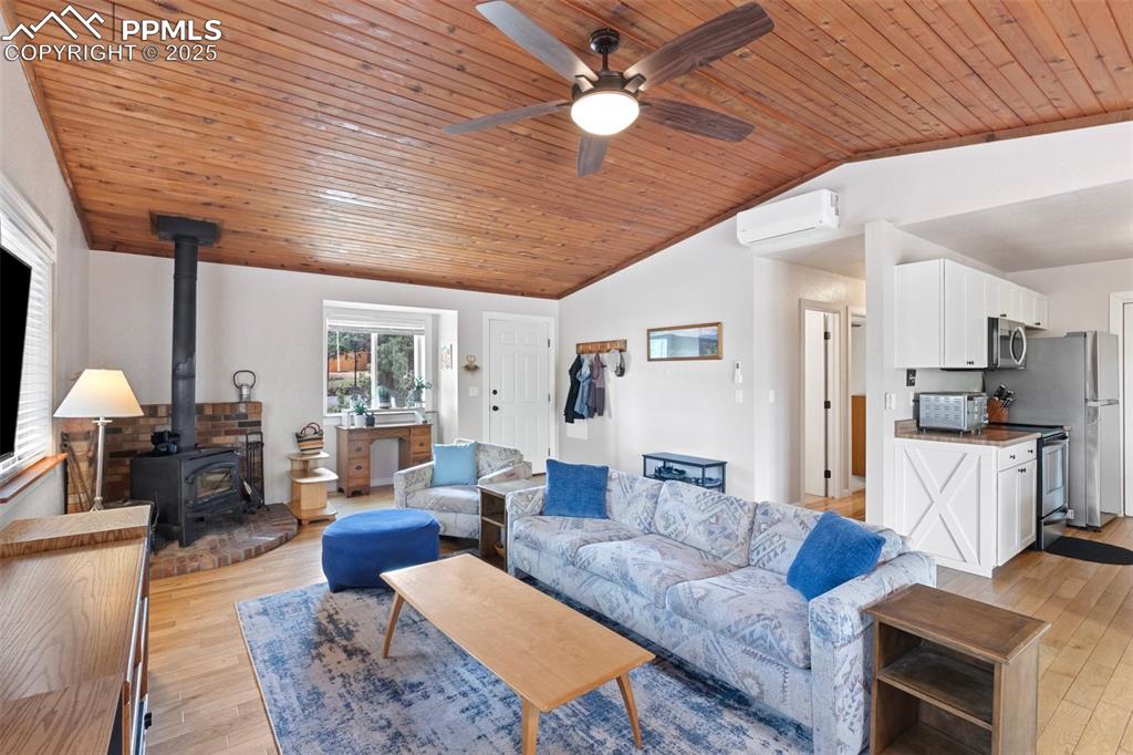 Image 3 of 35: Living Room