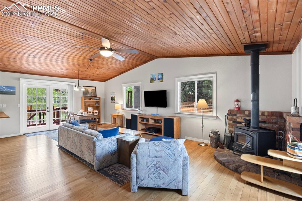 Image 5 of 35: Living Room