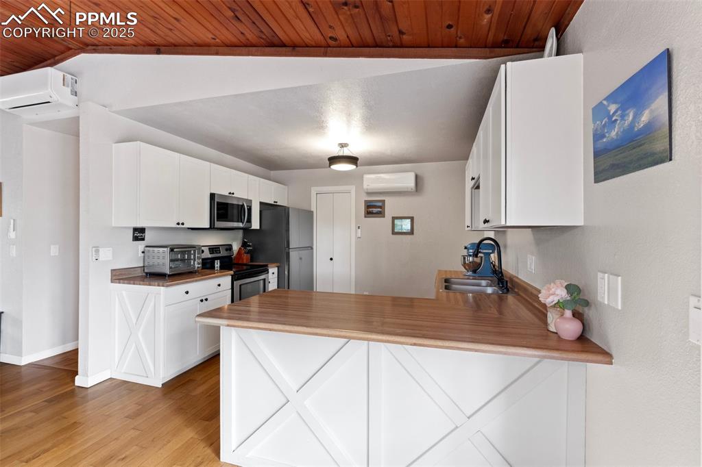 Image 8 of 35: Kitchen