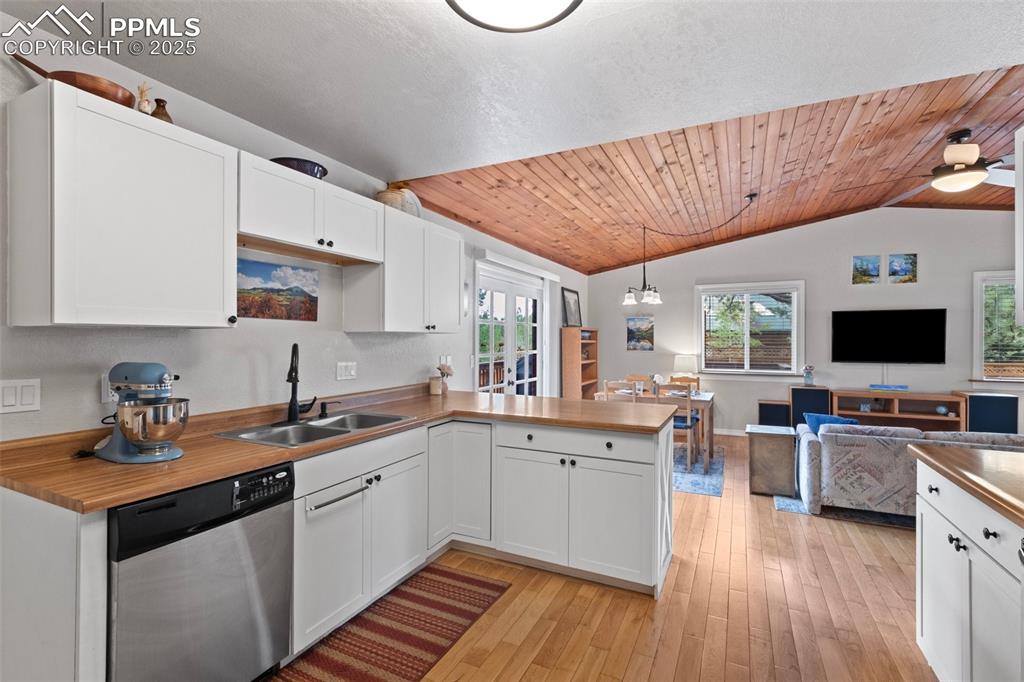 Image 9 of 35: Kitchen