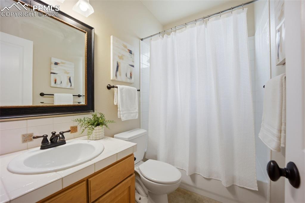 Image 26 of 47: Bathroom 2