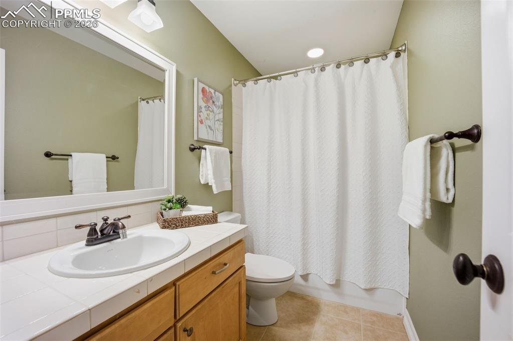 Image 34 of 47: Bathroom 3