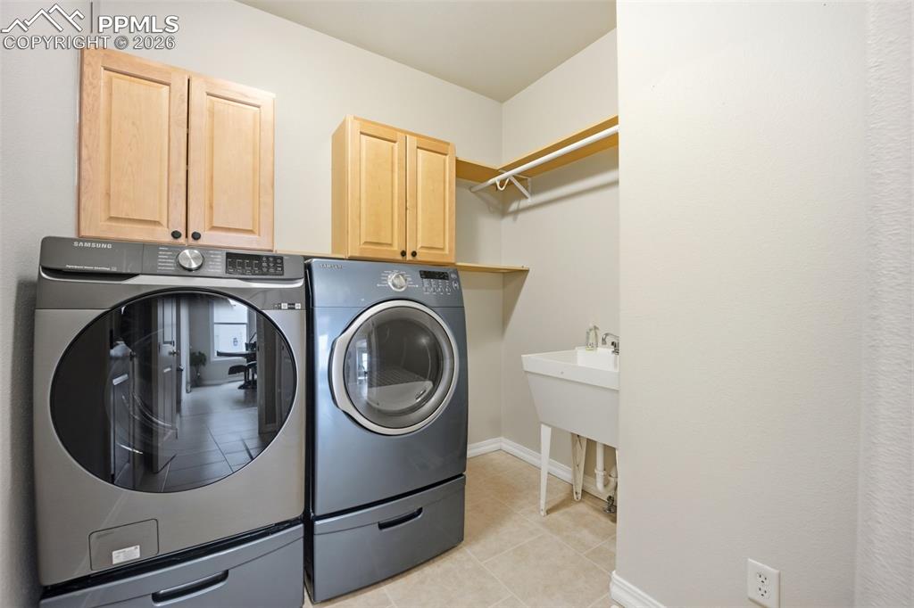 Image 38 of 47: Laundry Room