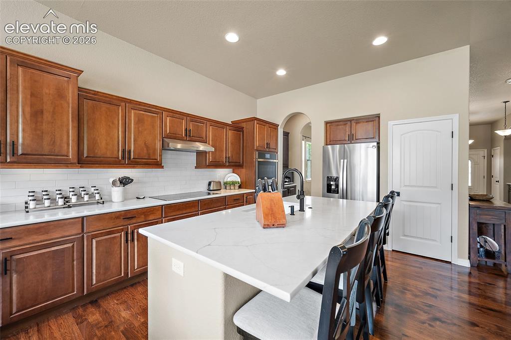 Image 10 of 50: Kitchen