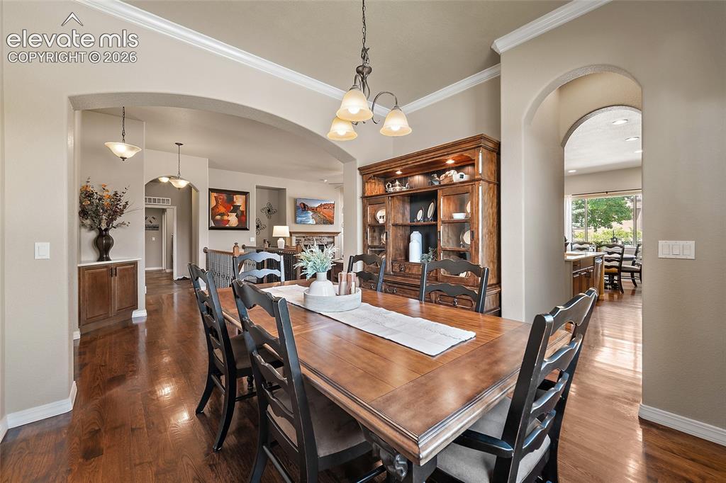 Image 16 of 50: Dining Area