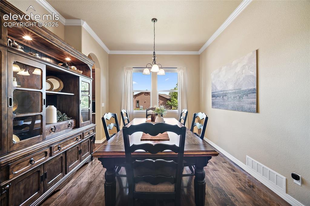 Image 18 of 50: Dining Area