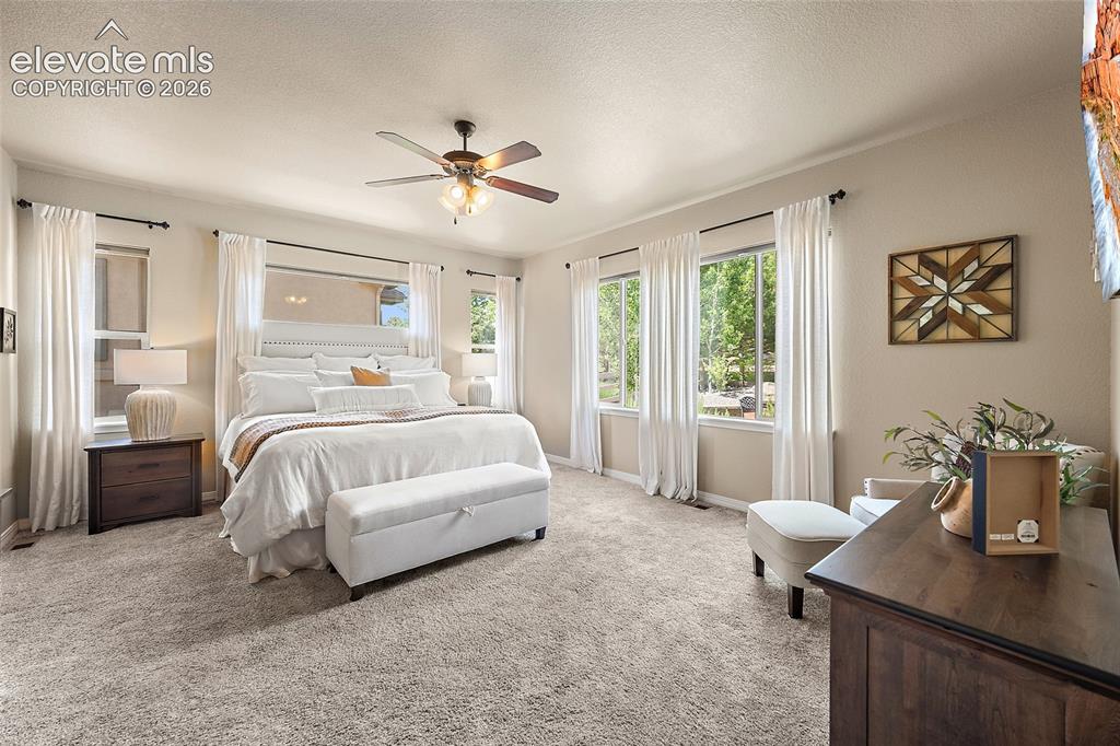 Image 19 of 50: Bedroom