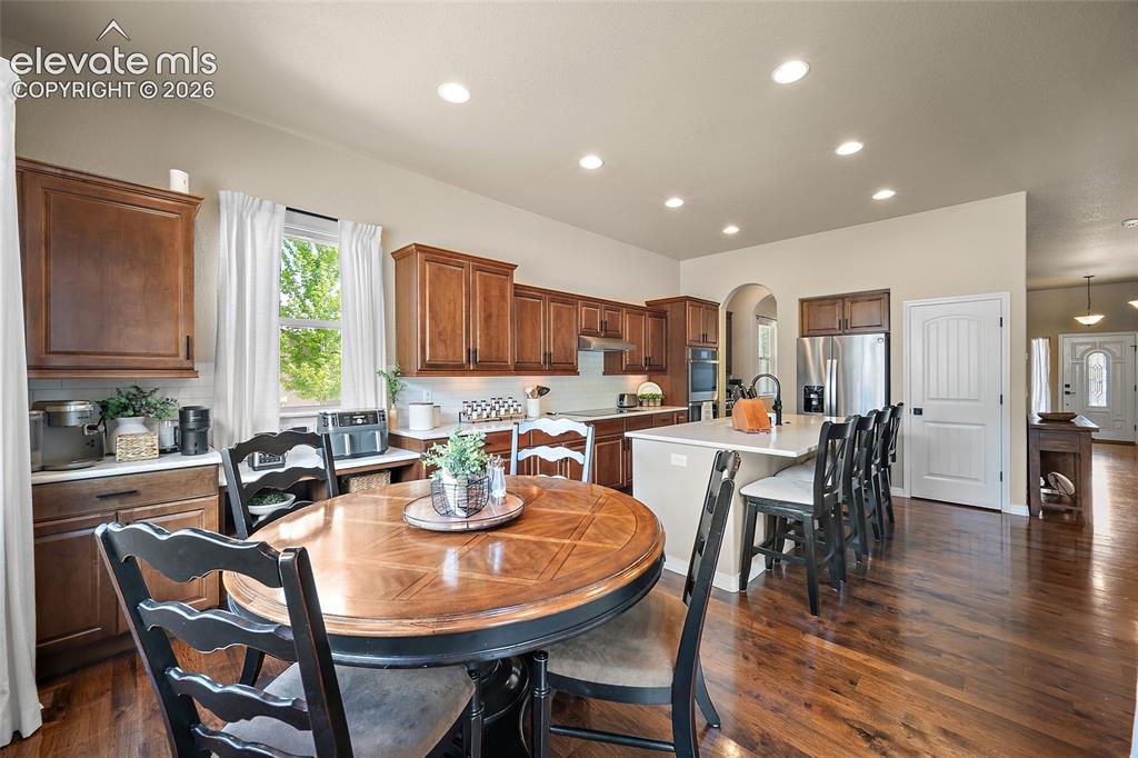 Image 9 of 50: Dining Area