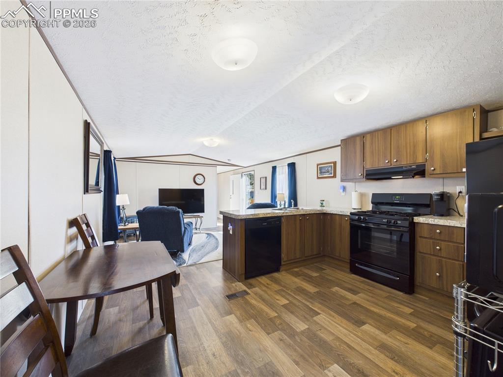 Image 12 of 32: Kitchen