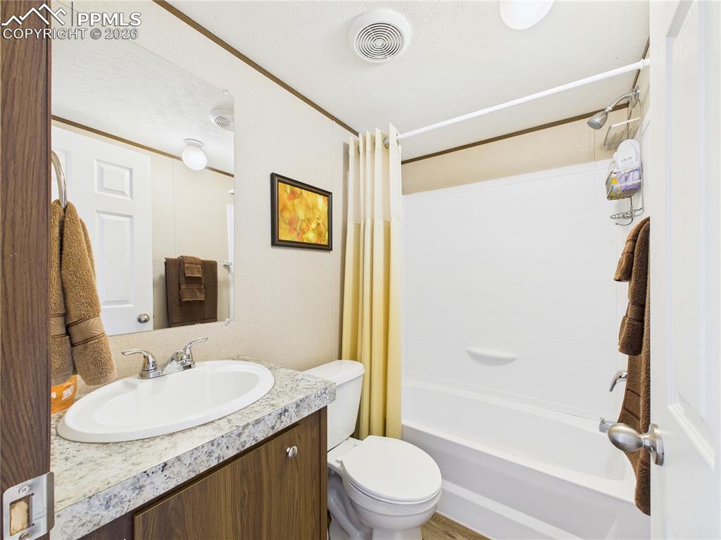 Image 15 of 32: Bathroom
