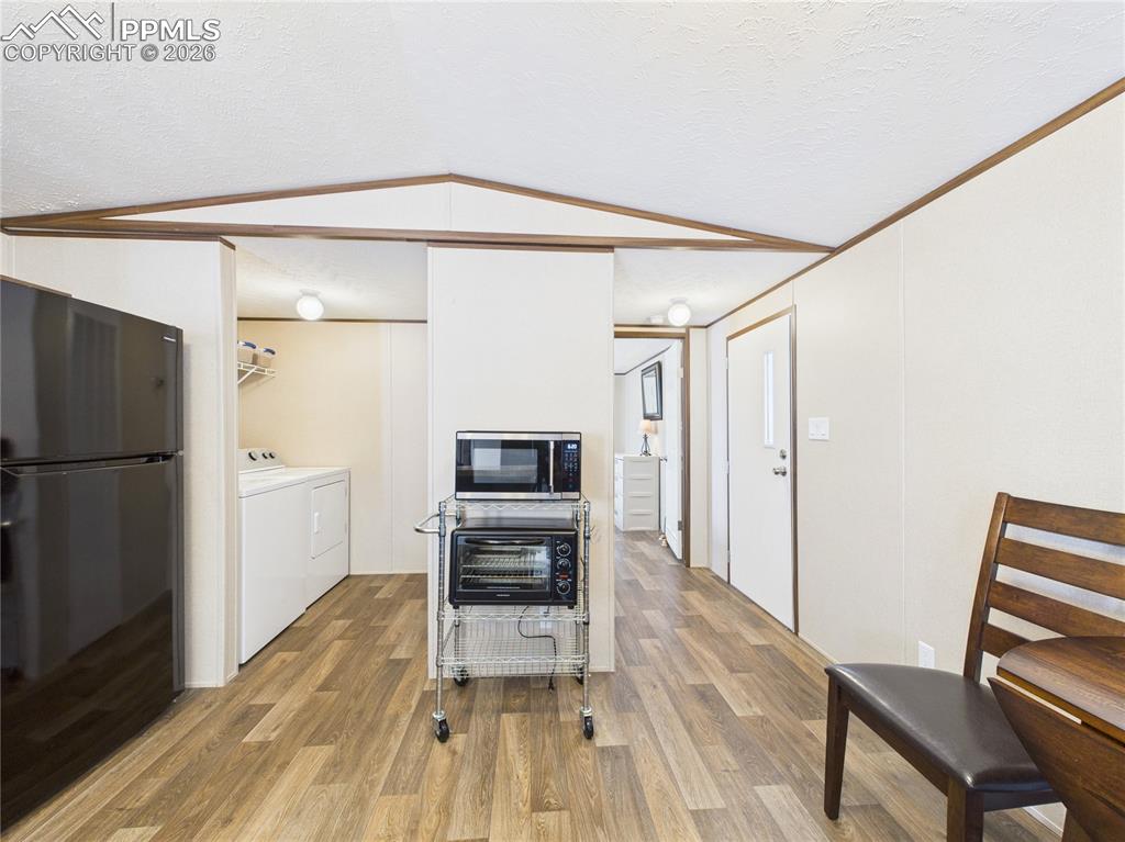 Image 18 of 32: Kitchen