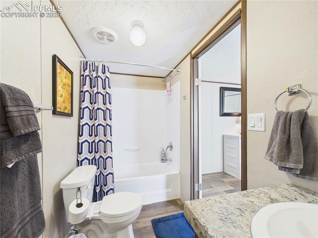 Image 22 of 32: Bathroom