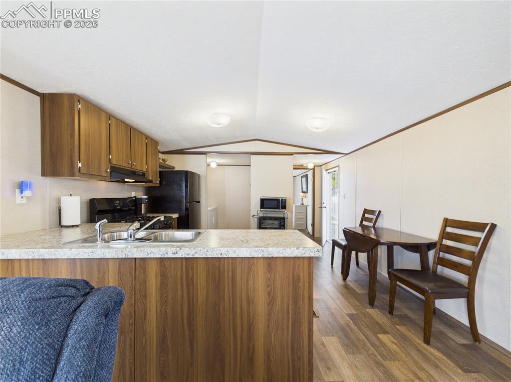 Image 6 of 32: Kitchen