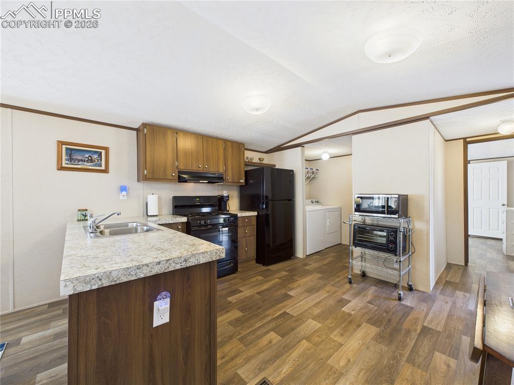 Image 7 of 32: Kitchen