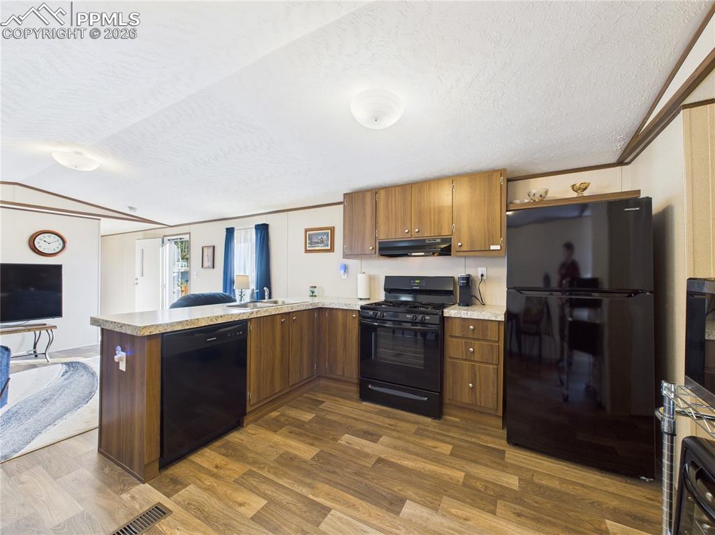 Image 8 of 32: Kitchen
