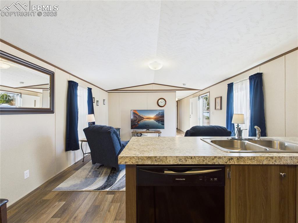 Image 9 of 32: Kitchen