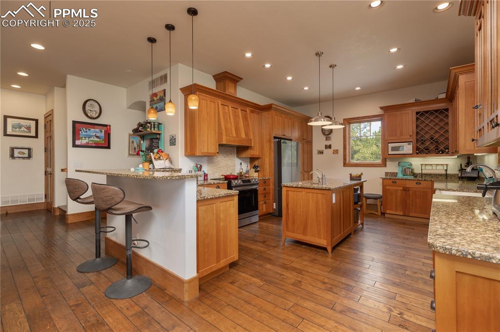 Image 14 of 46: Kitchen