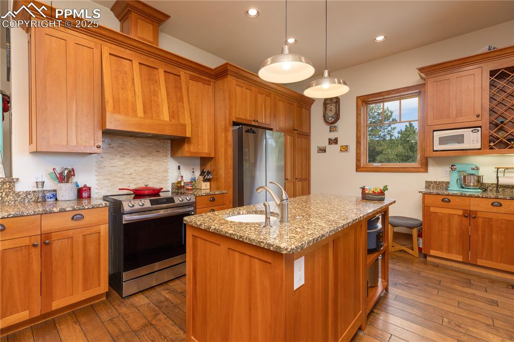Image 15 of 46: Kitchen