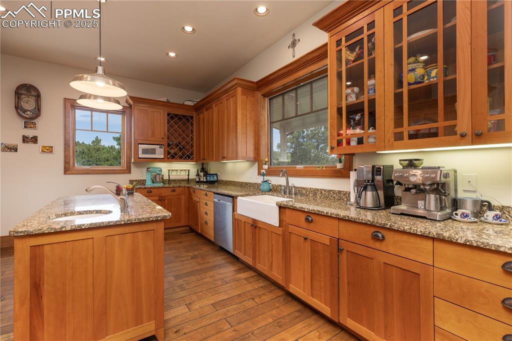 Image 16 of 46: Kitchen