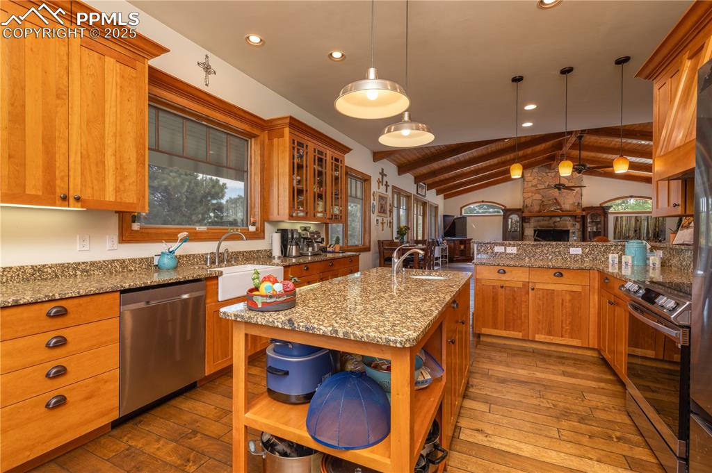 Image 17 of 46: Kitchen
