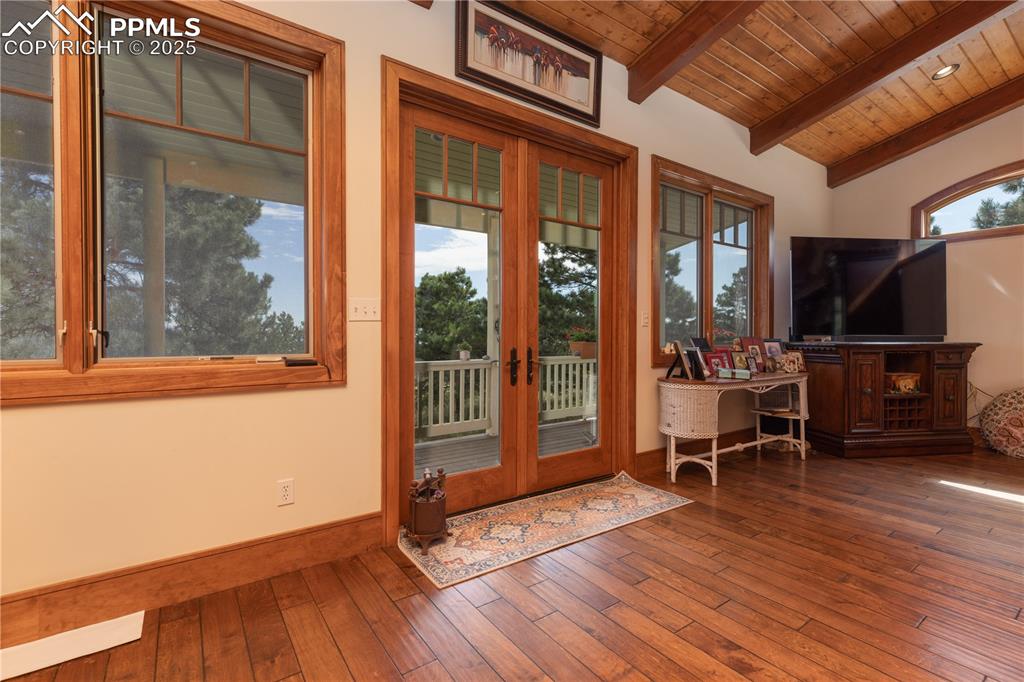 Image 19 of 46: Living Room