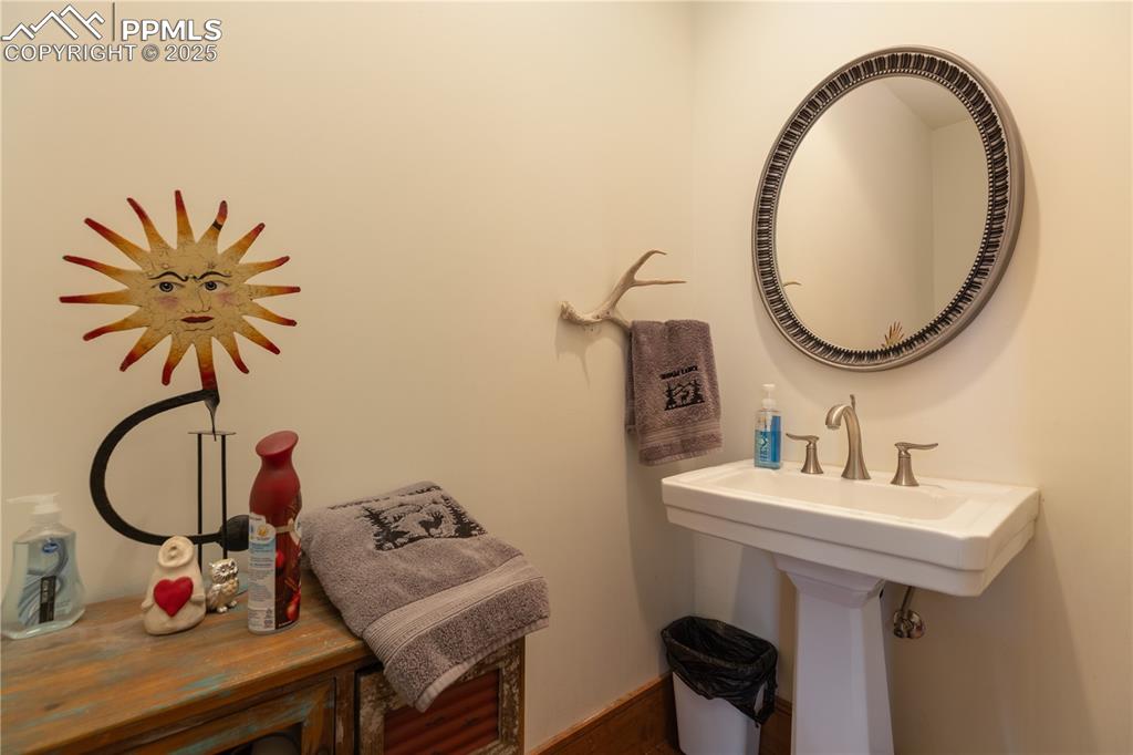 Image 20 of 46: Bathroom