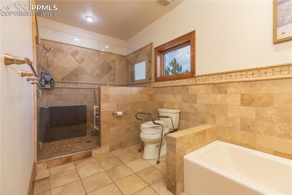 Image 33 of 46: Bathroom