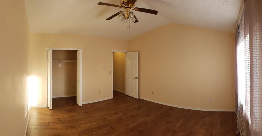 Image 10 of 11: Bedroom