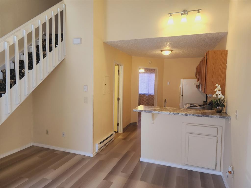 Image 3 of 11: Kitchen