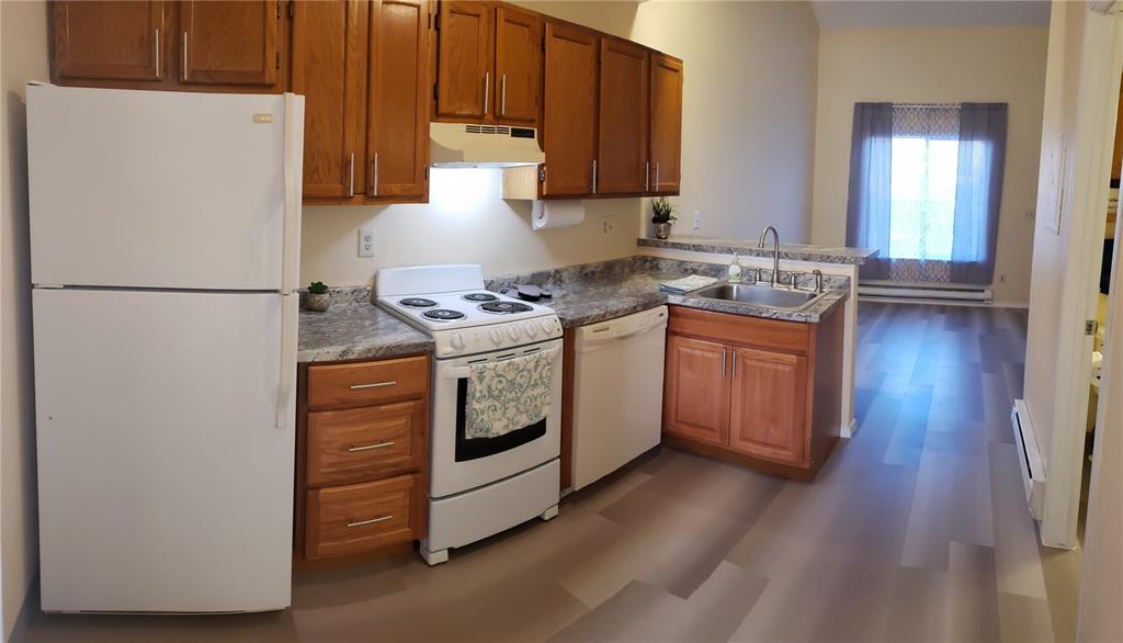 Image 4 of 11: Kitchen