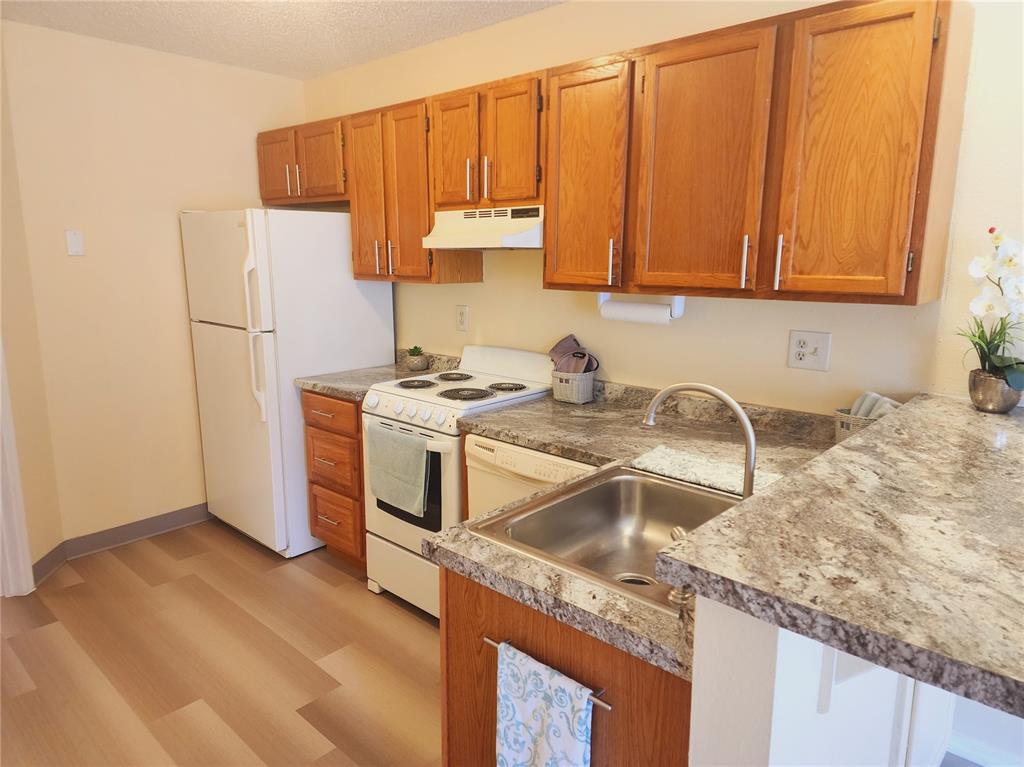 Image 5 of 11: Kitchen