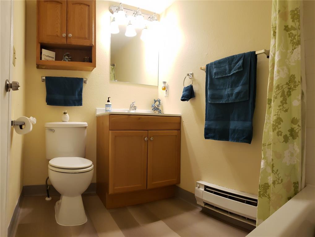Image 8 of 11: Bathroom