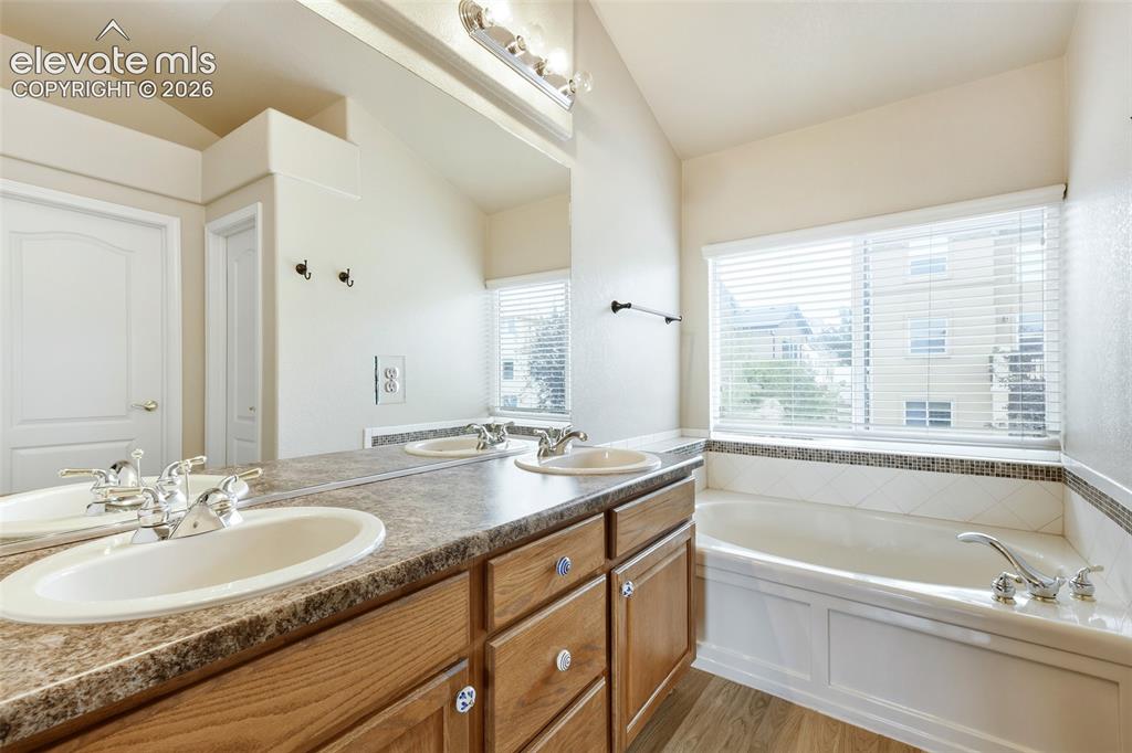 Image 21 of 34: With double vanity and soaking tub...