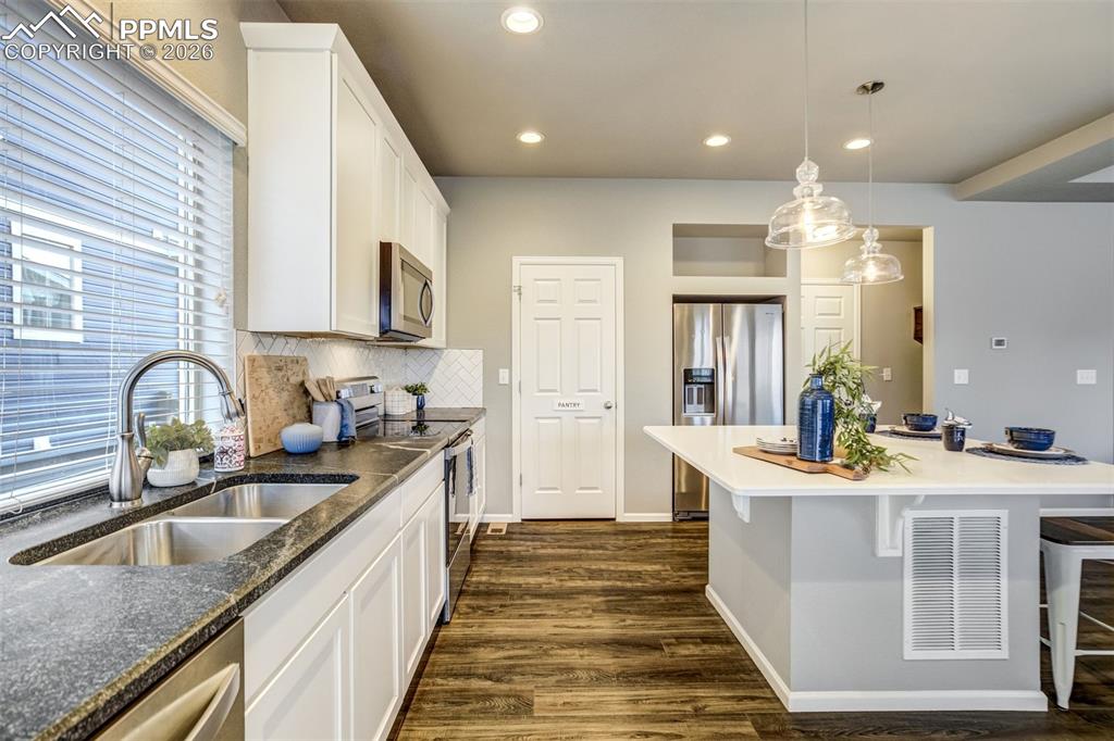 Image 10 of 50: Kitchen